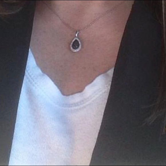 10k gold necklace w/teardrop pendant - Picture 5 of 6